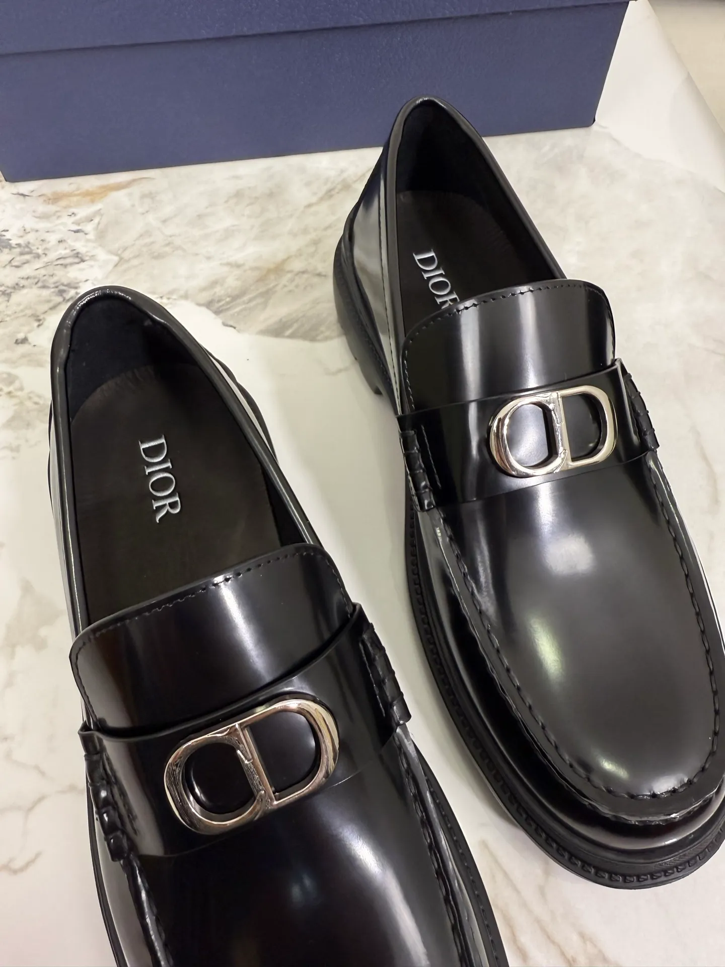 [ DIOR ] Top P: 820💰 ▪️Size: 39-44 (customized for 38.45) Top male leather shoes DIOR Dior combines high-quality materials and exquisite details. The imported cowhide leather upper is embellished with Gancio buckles, showing a luxurious style. Imported cattle. TP sole is light and flexible in texture